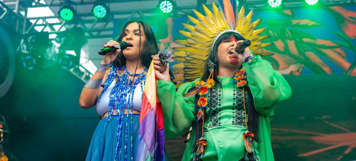 Brisa Flow performing with Brazilian federal deputy Célia Xakriabá.