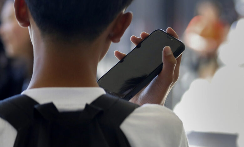 Should schools ban cellphones? — Harvard Gazette Should schools ban cellphones? — Harvard Gazette