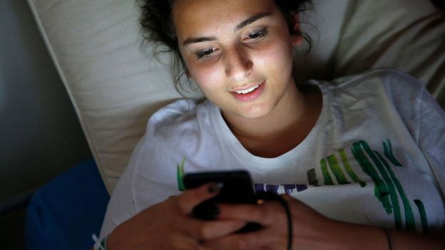 Is social media bad for you? The evidence and the unknowns Is social media bad for you? The evidence and the unknowns